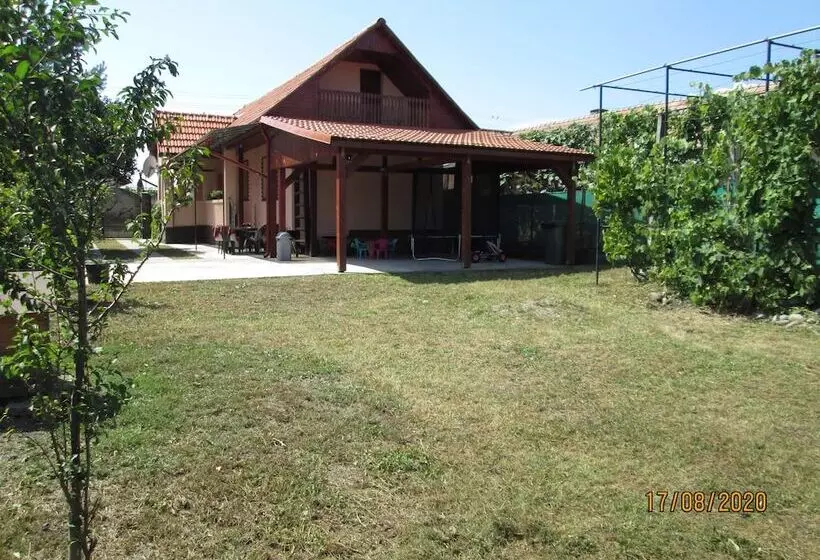 Family Friendly 2 Bed Cottage In Periș