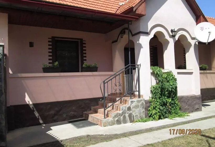Family Friendly 2 Bed Cottage In Periș