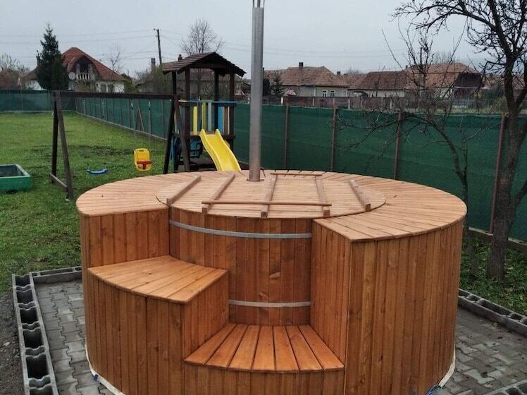 Family Friendly 2 Bed Cottage In Periș