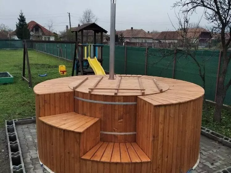 Family Friendly 2 Bed Cottage In Periș