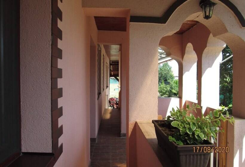 Family Friendly 2 Bed Cottage In Periș