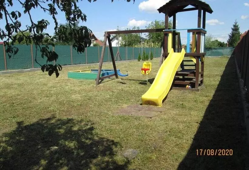 Family Friendly 2 Bed Cottage In Periș