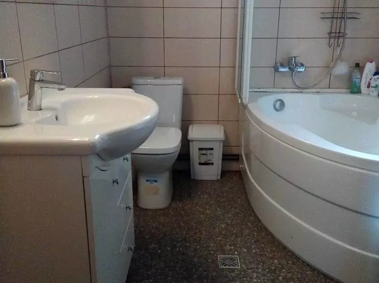 Family Friendly 2 Bed Cottage In Periș