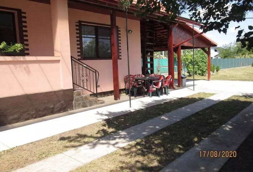 Family Friendly 2 Bed Cottage In Periș