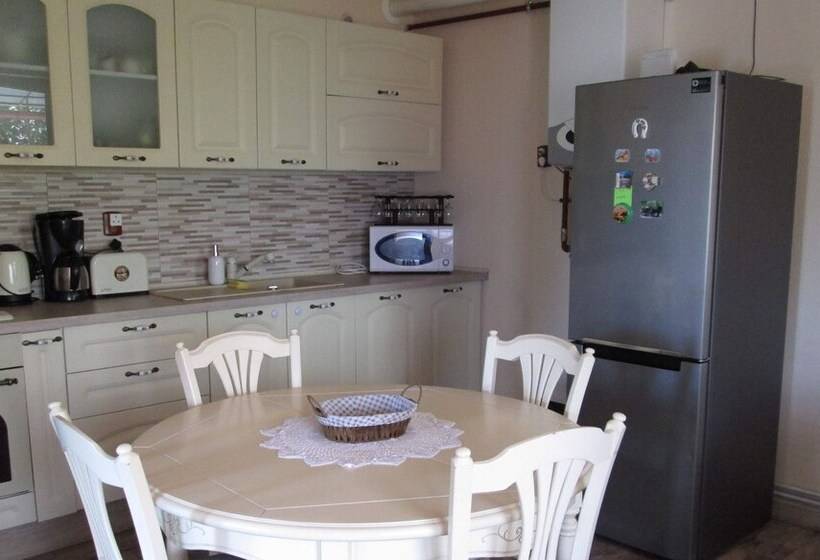 Family Friendly 2 Bed Cottage In Periș