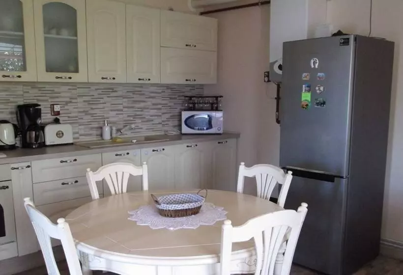 Family Friendly 2 Bed Cottage In Periș