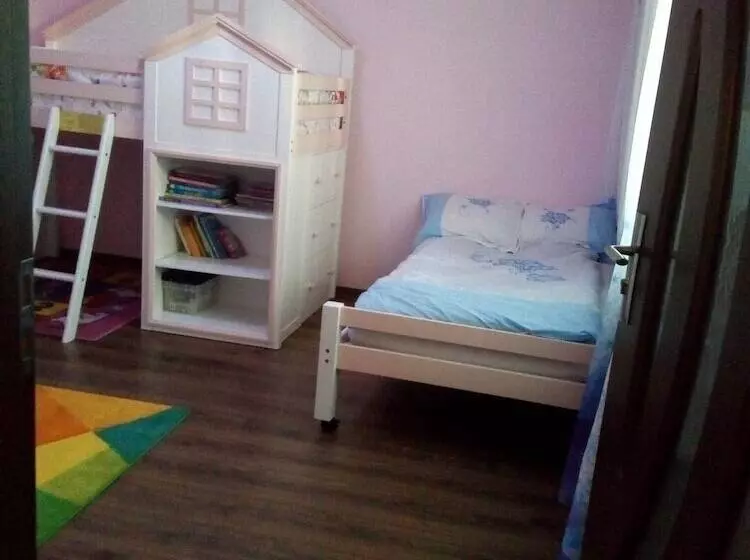 Family Friendly 2 Bed Cottage In Periș