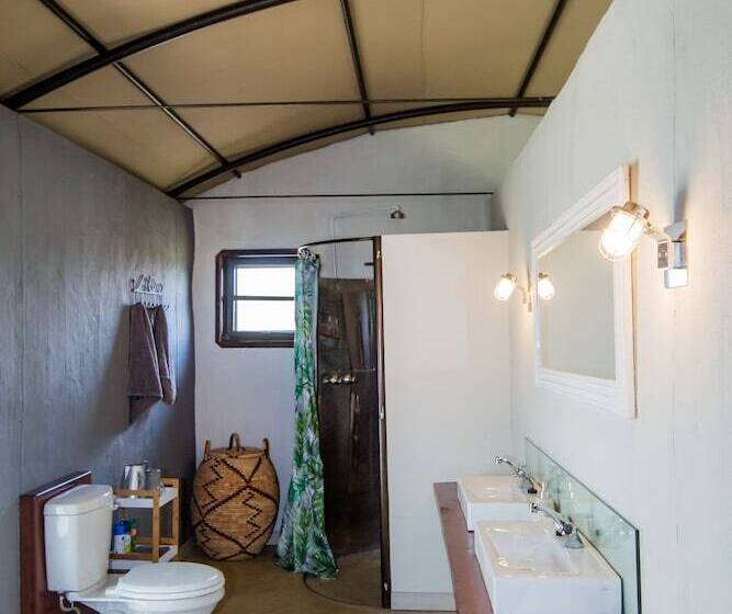 هتل Serondela Lodge