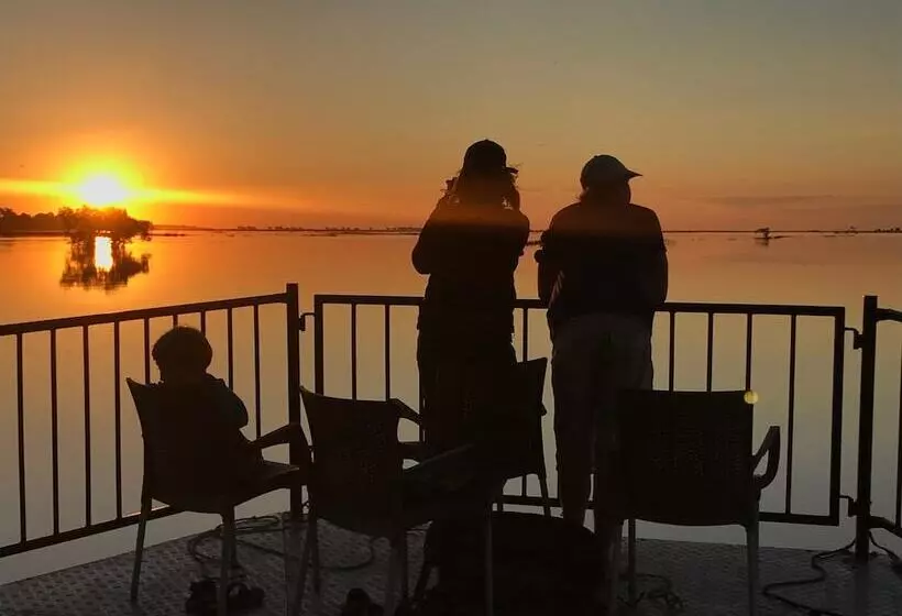 هتل Serondela Lodge