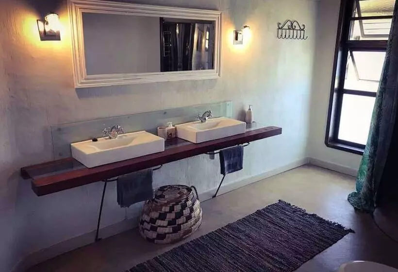 هتل Serondela Lodge