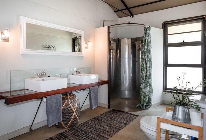 هتل Serondela Lodge