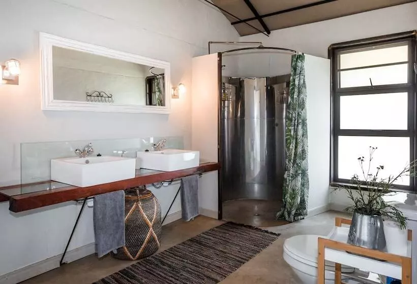 هتل Serondela Lodge