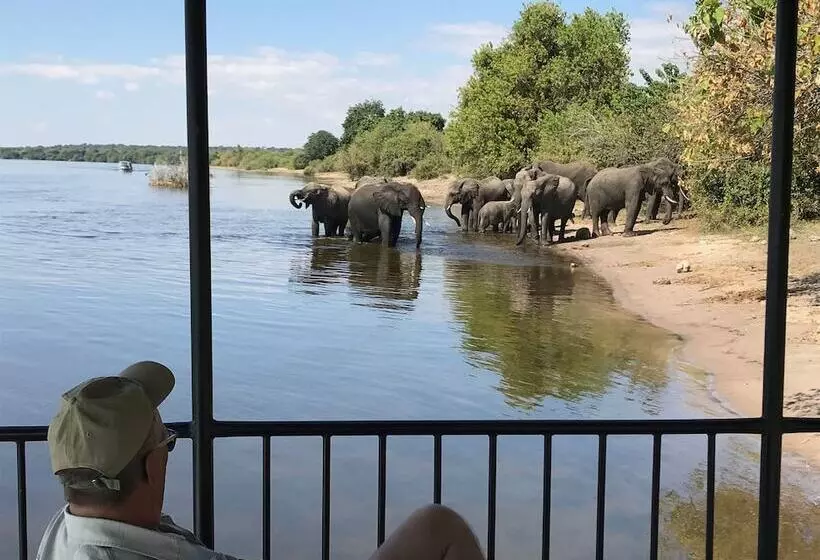 هتل Serondela Lodge