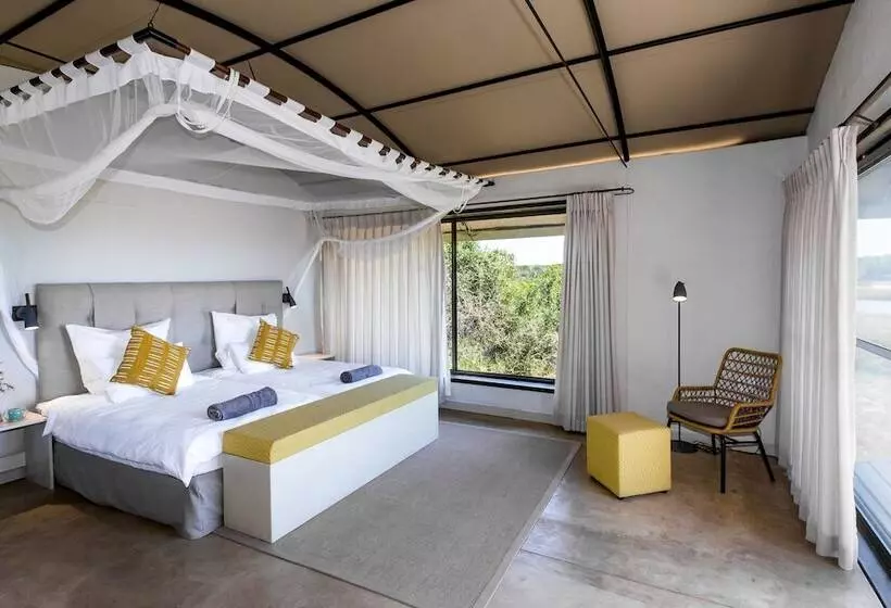 هتل Serondela Lodge