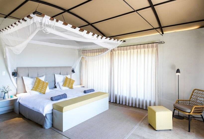 هتل Serondela Lodge