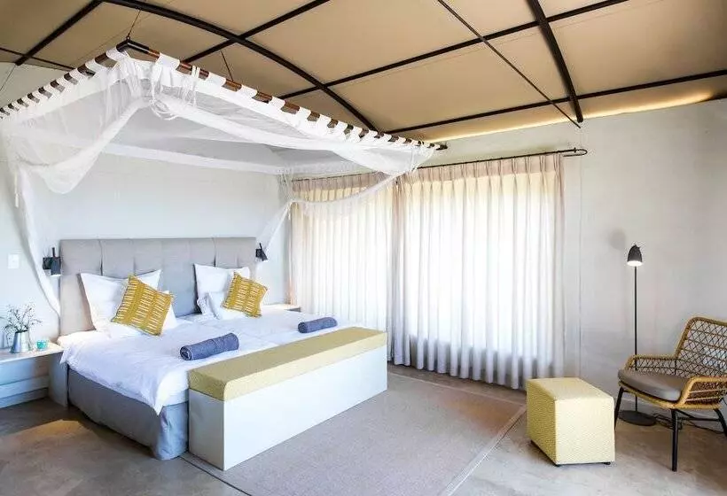 هتل Serondela Lodge