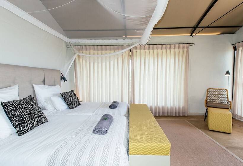 هتل Serondela Lodge