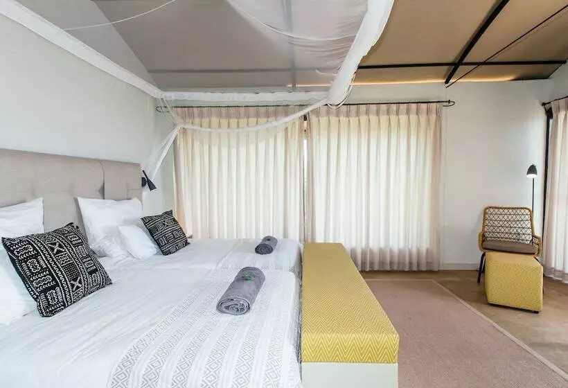 هتل Serondela Lodge