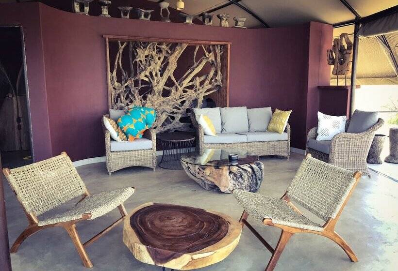 هتل Serondela Lodge