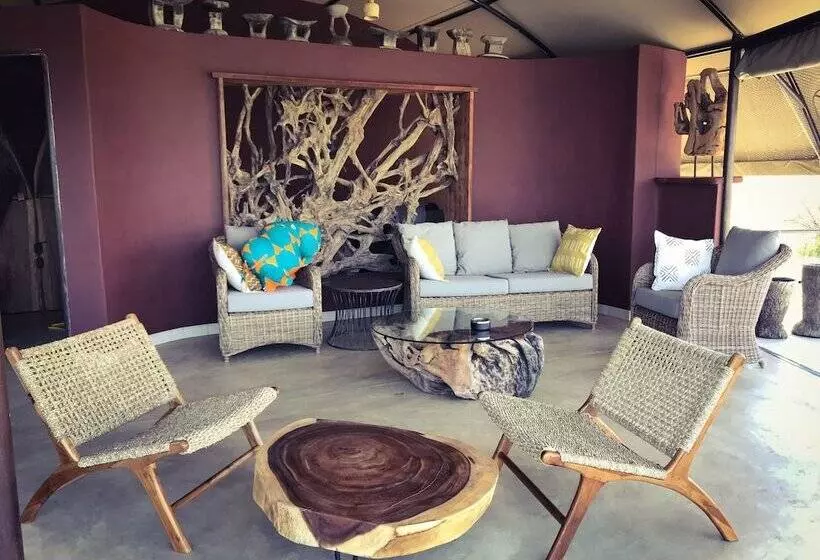 هتل Serondela Lodge