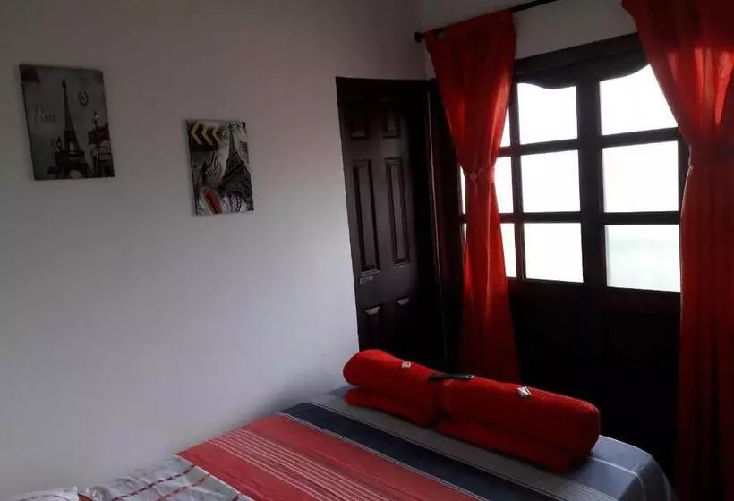 ユースホステル Hostal Balcones De La Piedra