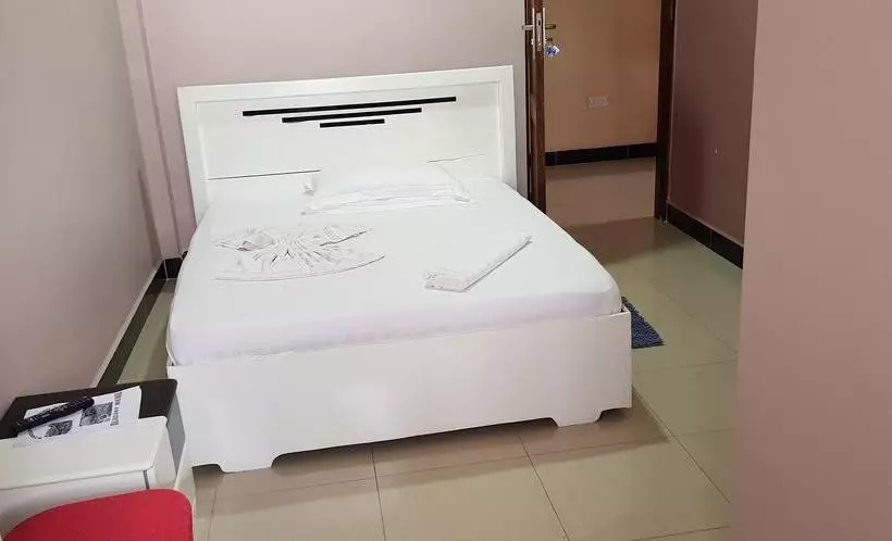 هتل B10 Airport Lodge