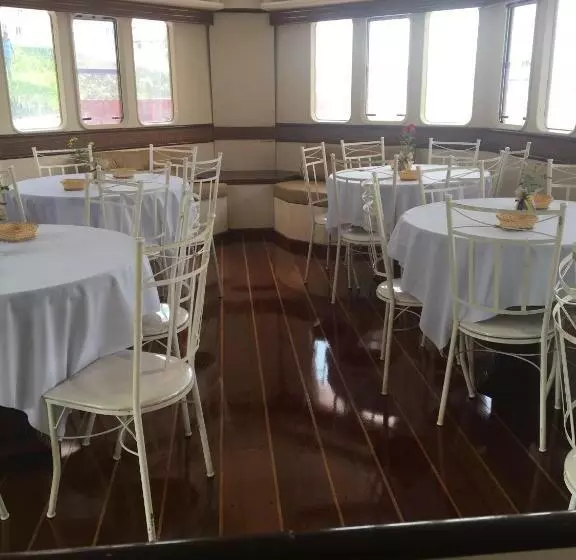 Tapri   Hotel Flutuante