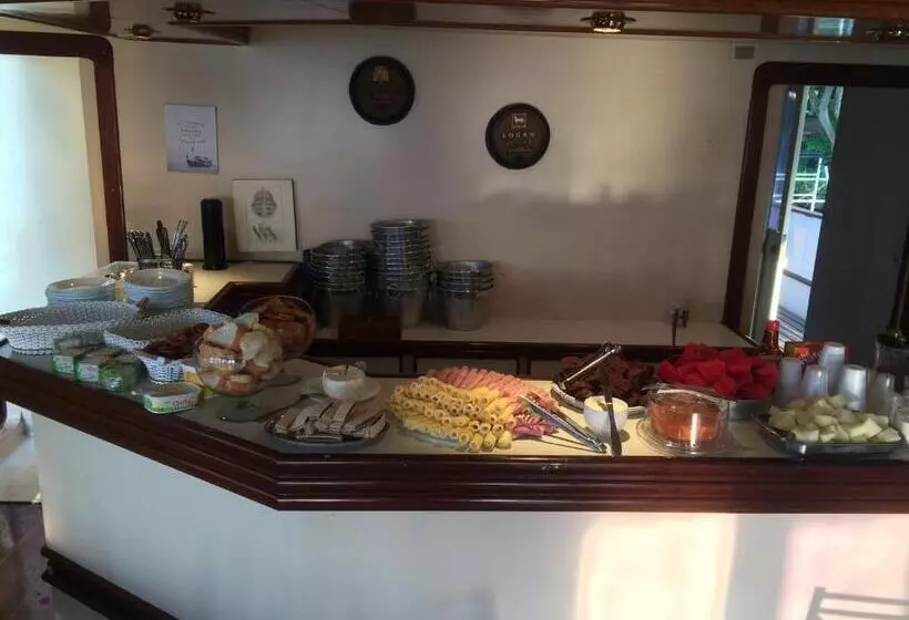 Tapri   Hotel Flutuante