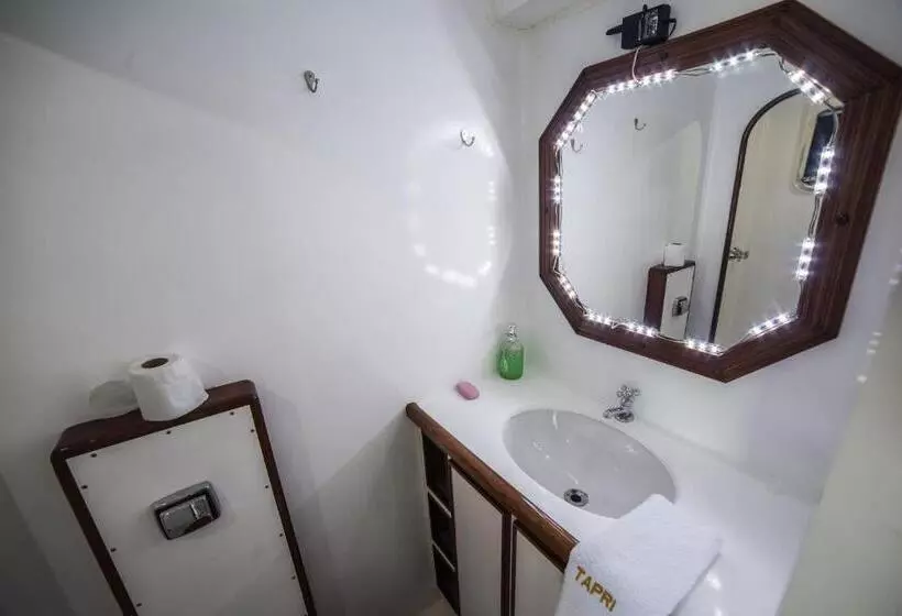 Tapri   Hotel Flutuante