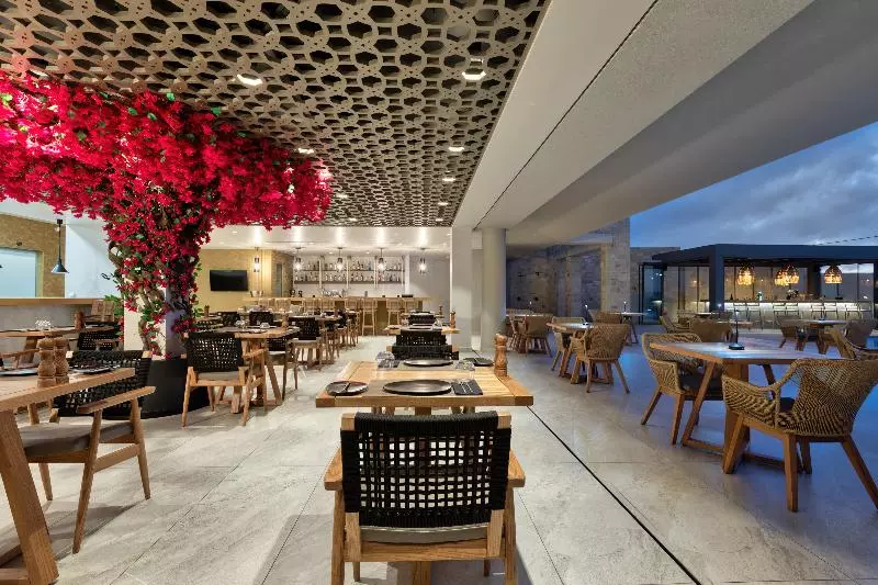 ホテル Castello Boutique Suites By The Sea