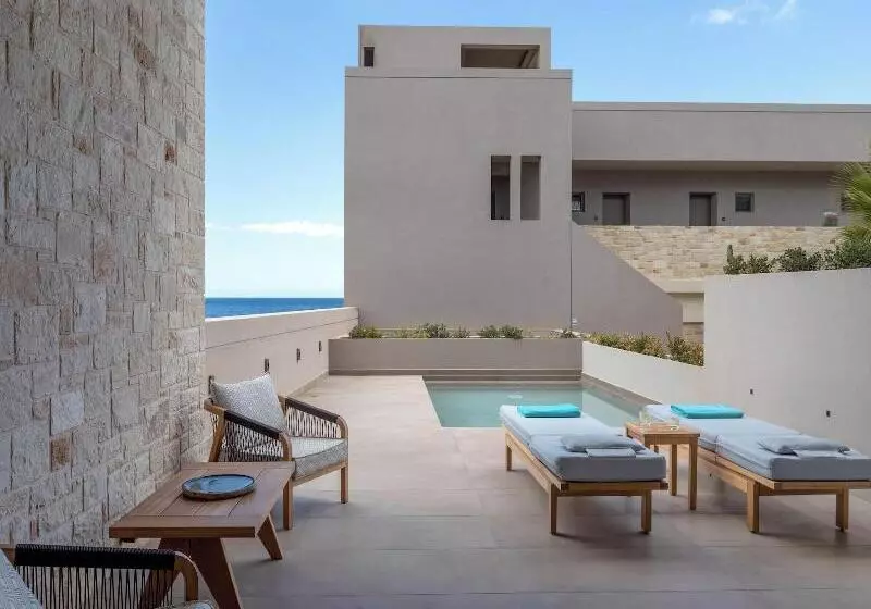 ホテル Castello Boutique Suites By The Sea