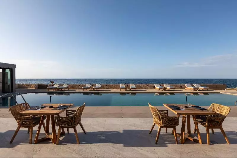 ホテル Castello Boutique Suites By The Sea
