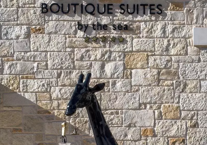 ホテル Castello Boutique Suites By The Sea