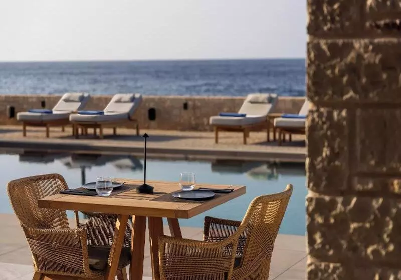 ホテル Castello Boutique Suites By The Sea