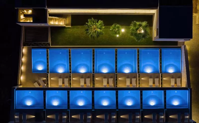 ホテル Castello Boutique Suites By The Sea