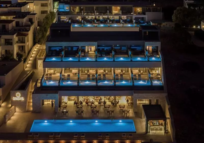 ホテル Castello Boutique Suites By The Sea
