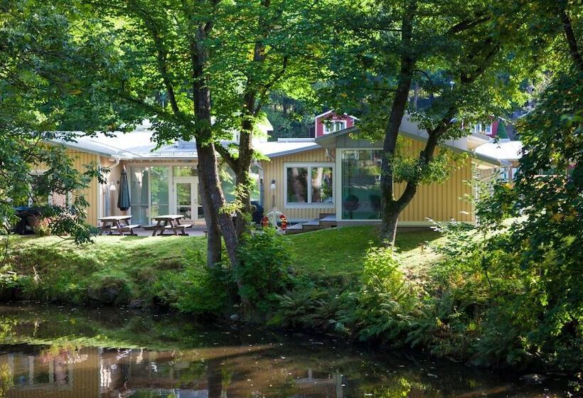 בית מלון כפרי Lisebergsbyns Stugor