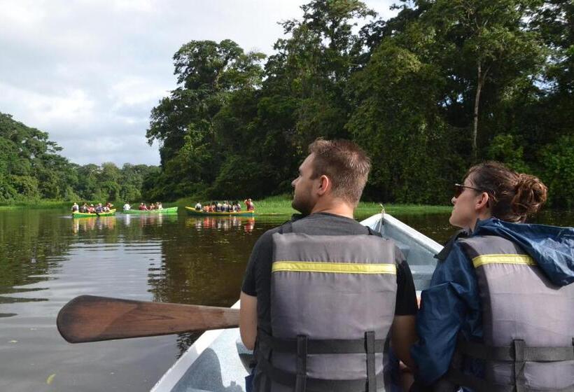 هتل Green Macaw Hostel