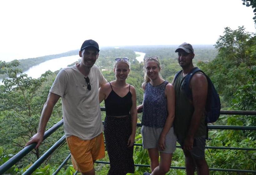 هتل Green Macaw Hostel