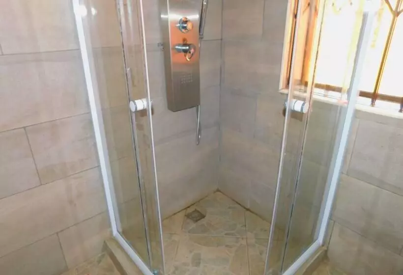 هتل Livingspace Lodge
