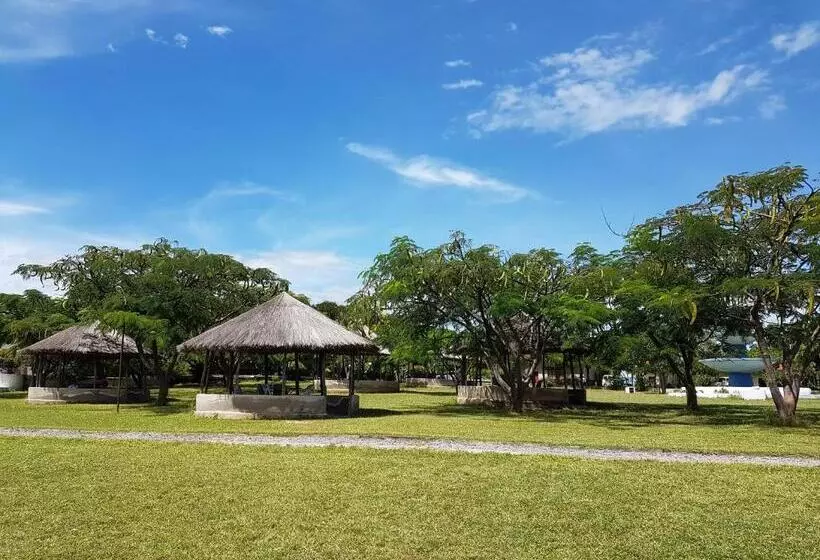 ホテル Ifisi Community Centre