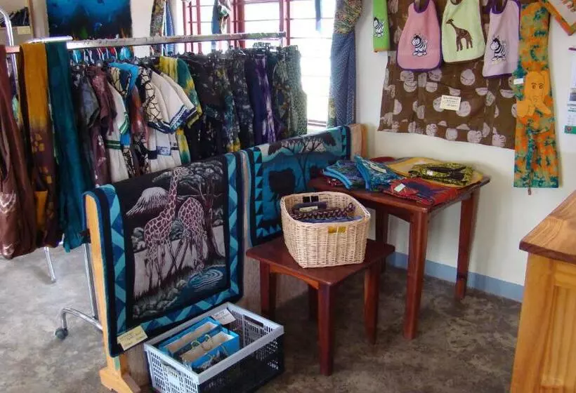 ホテル Ifisi Community Centre