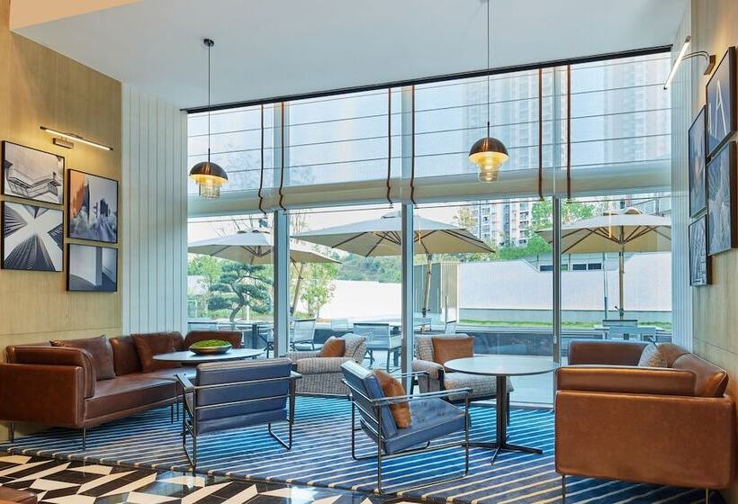 ホテル Four Points By Sheraton Chongqing North Railway Station