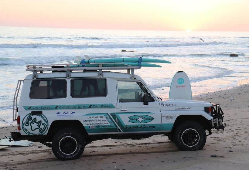 هاستل Salty Jackal Surf Camp