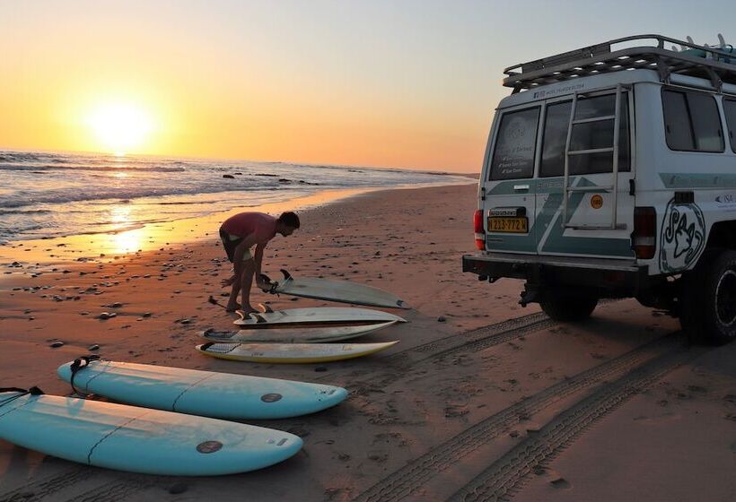 هاستل Salty Jackal Surf Camp