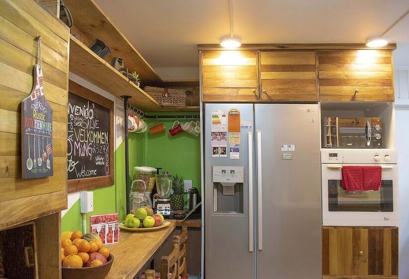 تختخواب و صبحانه Green Hostel