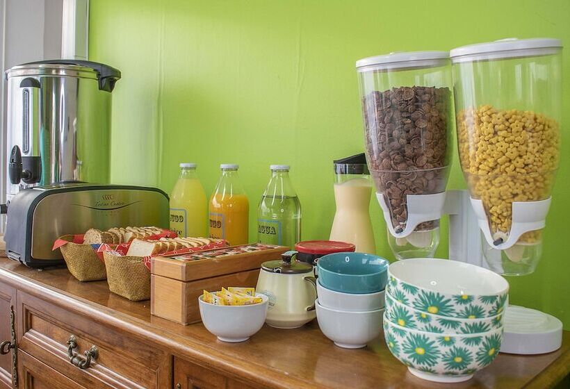 تختخواب و صبحانه Green Hostel