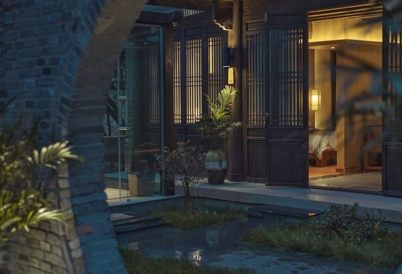 هتل Lijiang Qilu Garden