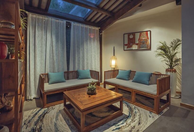 هتل Lijiang Qilu Garden