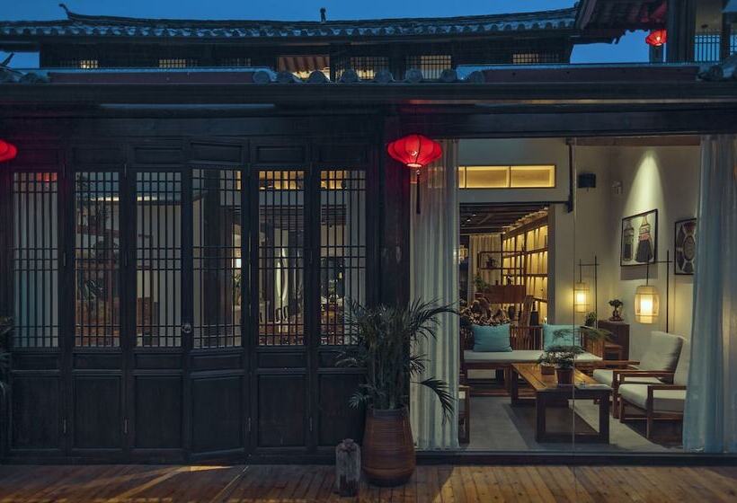 هتل Lijiang Qilu Garden